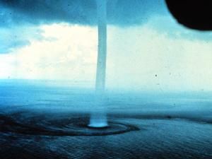 水龙卷 (waterspout)是一种偶而出现在温暖水面上空的龙卷风